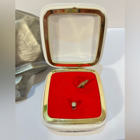 VINTAGE HERITAGE HOUSE INC. MELODIES OF CHRISTMAS MUSIC BOX - Picture 6 of 14